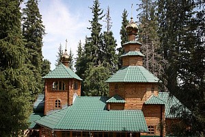 В Серафимо-Феогностовской пустыни в Казахстане отслужили Литургию на месте кончины прпмчч. Алма-Атинских в день престольного праздника обители