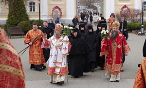 Митрополит Александр возглавил Литургию в Дивеевском монастыре