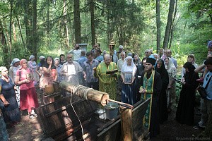 В Зосимовой пустыни прошел крестный ход к месту молитвенных подвигов основателя обители