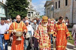 Митрополит Виктор возглавил в Новоторжском Борисоглебском монастыре Тверской епархии престольный праздник