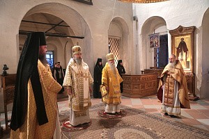 Архиепископ Феогност и епископ Феофилакт совершили Литургию в Андреевском монастыре