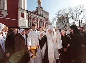 Митрополит Крутицкий и Коломенский Ювеналий освятил куличи и другие пасхальные яства в Новодевичьем монастыре Москвы