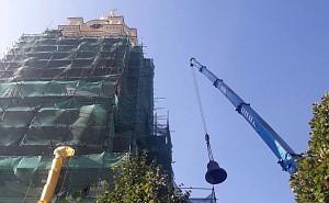 На колокольню Новоспасского монастыря подняли 16-тонный Романовский колокол