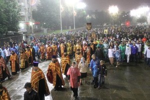 Митрополит Кирилл возглавил крестный ход в монастырь Святых Царственных страстотерпцев на Ганиной яме