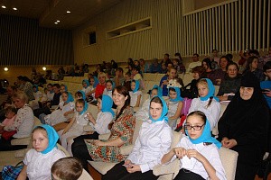 Воспитанницы Воскресной школы Благовещенской монашеской общины при архиерейском подворье храма в честь Иконы Пресвятой Богородицы «Скоропослушница» выступили на епархиальной Рождественской елке