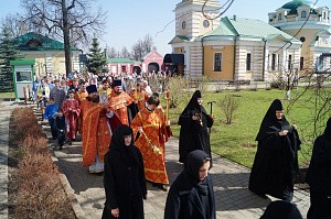 В Аносином монастыре встретили праздник жен-мироносиц