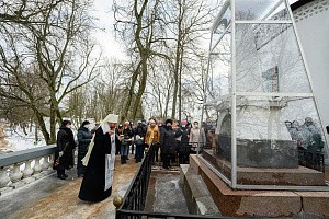 В годовщину гибели А.С. Пушкина митрополит Тихон возглавил заупокойные богослужения в Свято-Успенском Святогорском монастыре