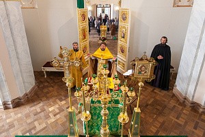 В храме св. князя Феодора Новгородского Александро-Невской лавры совершена первая после реставрации Божественная литургия