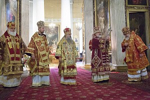 Митрополит Варсонофий совершил Литургию в Александро-Невской лавре и передал ее наместнику Патриаршее поздравление с тезоименитством и 65-летием со дня рождения