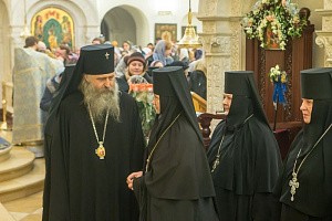 Архиепископ Феогност совершил Литургию в Зачатьевском монастыре и передал Патриаршее поздравление игумении Иулиании с 15-летием возведения в игуменский сан