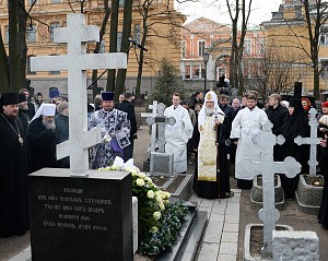 Святейший Патриарх Кирилл посетил Александро-Невскую лавру и совершил заупокойные богослужения на Никольском и Большеохтинском кладбищах Петербурга