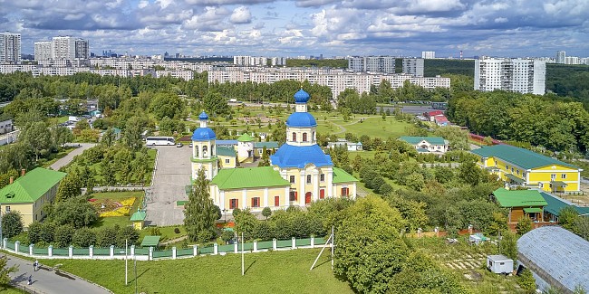 Храм святых первоверховных апостолов Петра и Павла в Ясенево подворья Оптиной пустыни