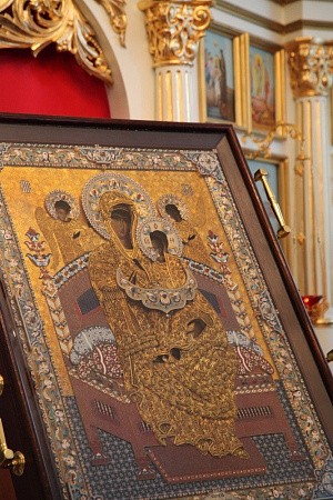 Из Новоспасского монастыря икону Божией Матери «Всецарица» доставили в домовый храм при онкологическом институте им. П.А. Герцена
