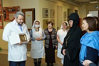Настоятельница Марфо-Мариинской обители милосердия передала в дар больнице святителя Алексия уникальную икону