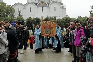 В Троице-Сергиевой лавре состоялся молебен по случаю освящения рельефной иконы Божией Матери и ее передачи в храм при доме-интернате для слепоглухих детей