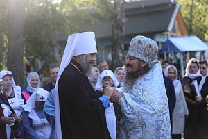 Митрополит Алексий совершил Литургию в Свято-Успенском монастыре г. Новомосковска и поздравил его настоятеля с днем тезоименитства