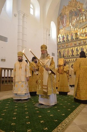 Архиепископ Феогност и епископ Силуан возглавили Литургию в Варницком монастыре и юбилейный выпуск гимназии им. прп. Сергия Радонежского