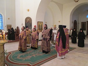 В день празднования памяти святых мучениц Веры, Надежды, Любови и матери их Софии Владыка Феогност совершил Литургию в Покровском Хотьковом женском монастыре
