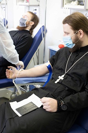 Насельники Троице-Сергиевой лавры стали донорами крови