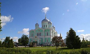 Митрополит Георгий возглавил престольный праздник в Свято-Троицком Серафимо-Дивеевском монастыре 