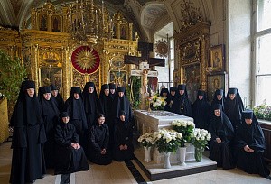 Настоятельница Зачатьевского монастыря с сестрами молитвенно почтили память свт. Алексия и Патриарха Алексия в Елоховском соборе Москвы