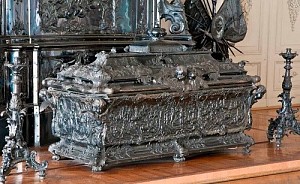 Государственный Эрмитаж начал процедуру передачи Александро-Невской лавре раки святого Александра Невского