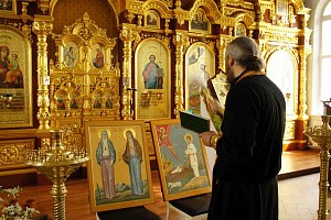 В Артемиево-Веркольском монастыре Архангельской епархии освятили написанные на народные деньги иконы