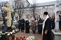 Председатель Синодального отдела по монастырям и монашеству совершил Литургию в Троицком соборе Троице-Сергиевой лавры и литию на могиле архимандрита Матфея (Мормыля)