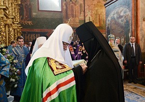 Святейший Патриарх Кирилл возвел в игуменское достоинство монахинь Шамординской и Марфо-Мариинской обителей и вручил награду настоятельнице Богородице-Рождественского монастыря