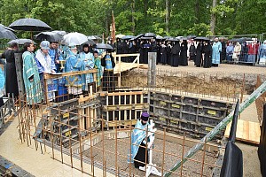 В Пюхтицком монастыре осуществлена закладка нового храма