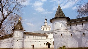 Поклонный крест у Спасо-Андроникова монастыря поврежден вандалами