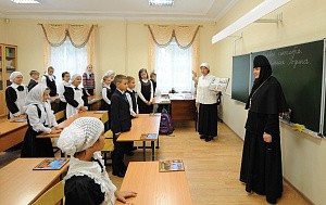Настоятельница Покровского монастыря игумения Феофания благословила на начало учебного года учащих и учащихся Православной гимназии в Троице-Лыкове