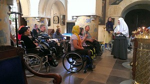 Марфо-Мариинскую обитель посетили подопечные  реабилитационного центра для инвалидов «Преодоление»