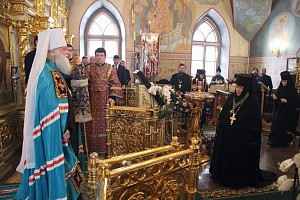 Митрополит Пантелеимон передал настоятельнице Толгского монастыря Патриаршее поздравление по случаю ее 70-летия и вручил орден