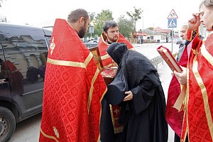 В Корецкий монастырь был доставлен мощевик с частицами мощей святых 12-ти воинов