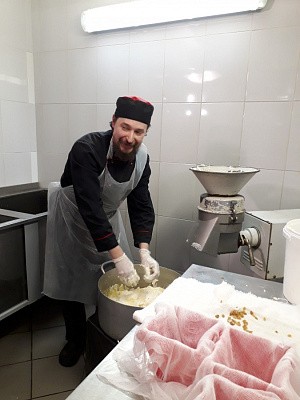 В Даниловом монастыре приступили к выпечке куличей и приготовлению творожной пасхи