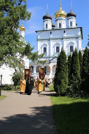 Из Иосифо-Волоцкого монастыря во Всехсвятский скит совершен крестный ход