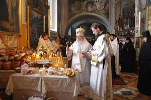 Митрополит Ириней совершил Литургию и панихиду в Корецком монастыре