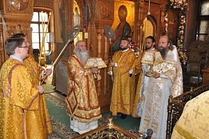 Епископ Дмитровский Феофилакт совершил Литургию на подворье Оптиной пустыни  в Москве в его престольный праздник