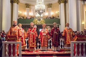 Митрополит Варсонофий возглавил пасхальную вечерню в Александро-Невской лавре