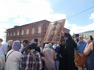 Троицкому монастырю г. Пензы передана в дар чудотворная икона Пресвятой Троицы