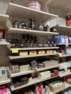 В Национальном центре «Россия» на постоянной основе представлены керамика и вышивка Николо-Сольбинского монастыря