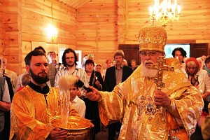 Митрополит Виктор возглавил освящение Престола и Литургию на подворье Николаевского Малицкого монастыря в пос. Черкассы Тверской епархии