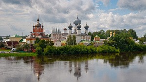 В Тихвинском Богородичном Успенском монастыре установлена декоративная подсветка 
