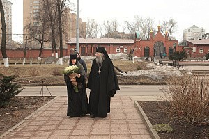 Архиепископ Феогност передал настоятельнице Алексеевского монастыря Патриаршее поздравление со второй годовщиной хиротесии