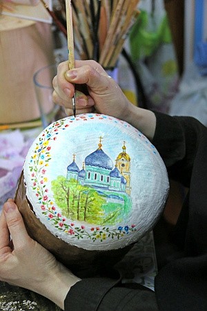 В Серафимо-Дивеевском монастыре украшают куличи к Пасхе