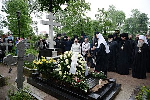 Святейший Патриарх Кирилл совершил заупокойные богослужения в Александро-Невской лавре и на Большеохтинском кладбище Петербурга