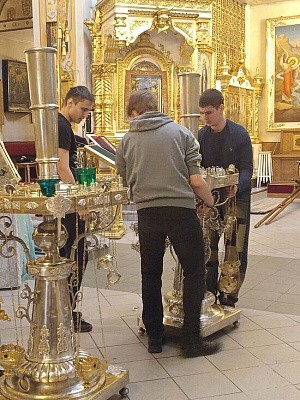 Преподаватели и студенты колледжа ПсковГУ приняли участие в подготовке Михайловского собора Псково-Печерского монастыря к празднику Пасхи