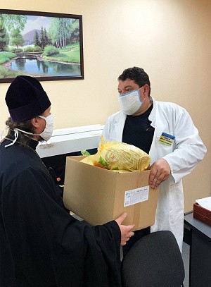 Насельницы Борисо-Глебского монастыря на Украине изготовили медицинские маски для ЦГБ г. Изюма