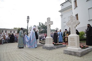 Митрополит Кирилл освятил новые кресты на могилах игумений Александро-Невского Ново-Тихвинского монастыря г. Екатеринбурга